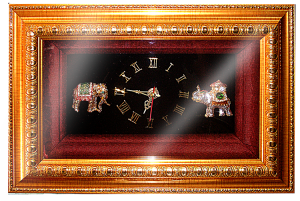 กรอบรูปหลุยส์ผ้าไหมลายไทยประดับนาฬิกาลายช้างเหมาะสำหรับเป็นของที่ระลึก ของชำร่วย และเป็นของใช้สำหรับตกแต่งบ้าน